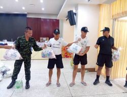 นักเรียนนายสิบตำรวจ ศฝร.ภ.9 จำนวน 30 นาย ช่วยขนสิ่งของรับบริจาคช่วยเหลือผู้ประสบอุทกภัย ที่ ศอ.บต.